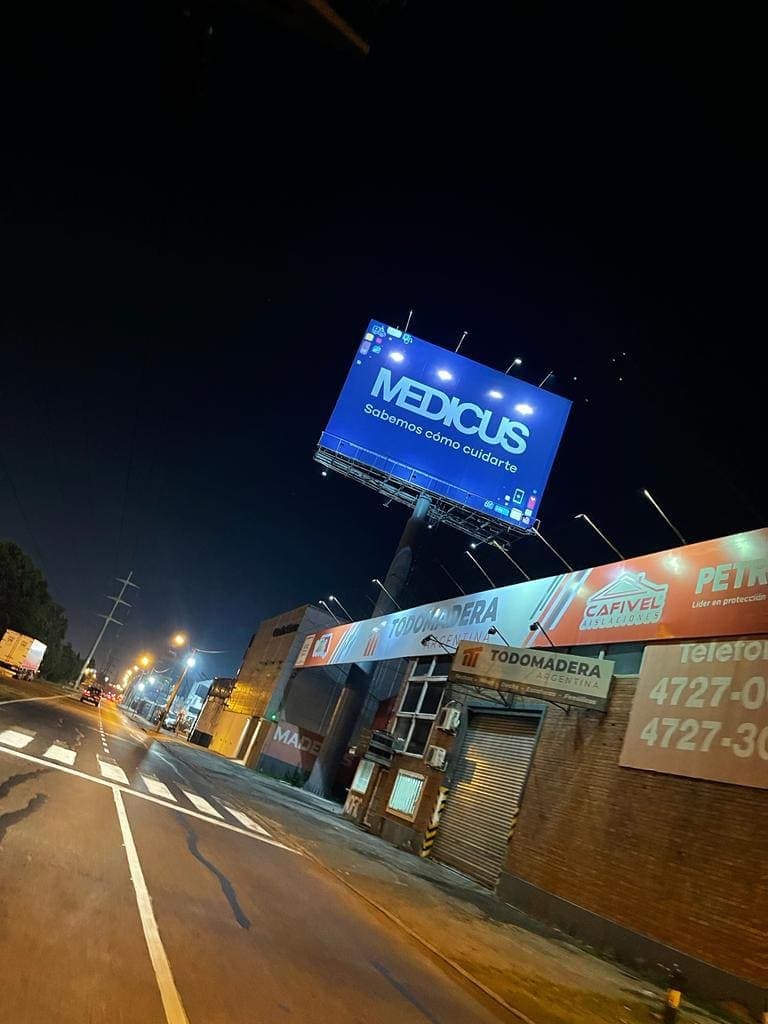 Espectacular — Panamericana (noche)